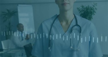 Hastanede gülümseyen bir sağlık uzmanı için tıbbi veri işleme animasyonu. teknoloji, dijital, laboratuvar, tanı, yenilik, sağlık teknolojisi