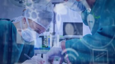 Cerrahlar cerrahi sahnenin üzerinde tıbbi teknoloji animasyonuyla ameliyat yapıyorlar. Sağlık, ameliyat, doktorlar, ekip çalışması, hastane, prosedür