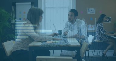 Ofisteki çeşitli iş adamlarıyla ilgili finansal veri işleme resmi. Küresel hesaplama, dijital arayüz ve veri işleme kavramı dijital olarak oluşturuldu.