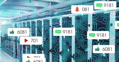 Sunucu odasındaki soyut şablon üzerinden mesaj kutularındaki simgelerin ve numaraların resmi. Dijital bileşik, çoklu pozlama, bildirim, sosyal medya, ağ, teknoloji, ağ sunucusu.