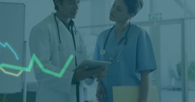 Doktorlar el sıkışıyor, hasta bakımını kalp atışı animasyonuyla tartışıyorlar. Sağlık, sağlık, takım çalışması, işbirliği, anlaşma, kardiyoloji