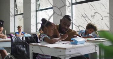 Kimyasal denklemlerin animasyonu Afrika kökenli Amerikalı erkek öğretmen ve çeşitli okul çocukları üzerinde. Eğitim ve dijital arayüz kavramı, dijital olarak oluşturulmuş video.