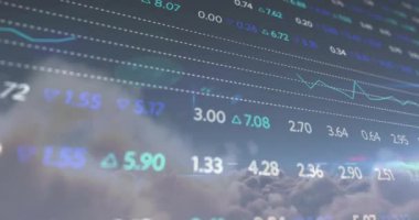 Bulutlu gökyüzü arkaplanı üzerinde borsa veri animasyonu. Ekonomi, finans, iş, yatırım, analitik, bulut hesaplama