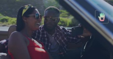 Çevresel veri animasyonları üst üste konmuş üstü açık arabadaki gülen çift. Yolculuk, macera, mutluluk, seyahat, özgürlük, teknoloji