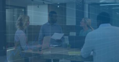 Finansal veriler modern ofisteki iş toplantısı üzerine animasyon çizelgesi hazırlıyor. finans, analiz, takım çalışması, işbirliği, sunum, kurumsal