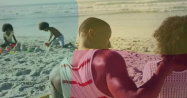 Sahilde eğlenen insanlar, arka planda bayrak animasyonu yapan insanlar. tatil, tropikal, boş zaman, yaz, eğlence, deniz kenarı