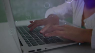 Dizüstü bilgisayarda yazmak, çocuğun ekranda dijital arayüz animasyonuyla etkileşimi. Teknoloji, etkileşim, modern, dokunmatik ekran, gelecek