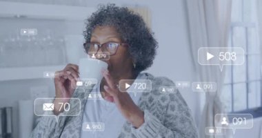 Akıllı telefon kullanan yaşlı bir kadın sosyal medya bildirimi alıyor. Animasyon. Teknoloji, iletişim, yaşlı bakımı, bağlantı, modern