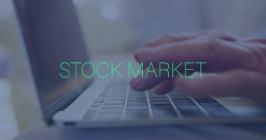 Dizüstü bilgisayarda klavye, borsa metin animasyonu ekranda. Teknoloji, finans, yatırım, ticaret, dijital, veri