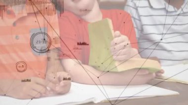 Not defterleriyle çalışmak, çocukların veri işlemeyi öğrenmesi ve ağ bağlantıları animasyonu. Eğitim, teknoloji, dijital