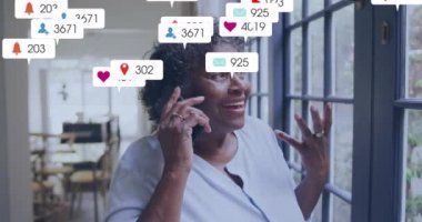 Pencere kenarında telefonla konuşan bir kadın hakkında sosyal medya bilgilendirmeleri. Teknoloji, iletişim, akıllı telefon, dijital, çevrimiçi, bağlantı konsepti