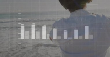 Sahilde duran kişinin finansal veri tablolarını canlandırmak. Finans, animasyon, teknoloji konsepti