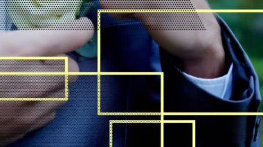 Yaka çiçeğini düzeltiyorum, takım elbiseli adam çiçek animasyonuna karşı duruyor. Resmi, zarafet, moda, damat, dekorasyon, kutlama konsepti