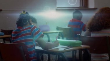 Sınıfta, üzerinde fütüristik veri işleme animasyonu olan öğrenciler yazıyor. Eğitim, teknoloji, yenilik, öğrenme, öğrenme, analiz kavramı