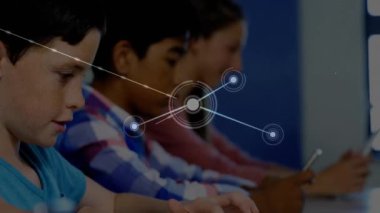 Ağ bağlantıları olan tabletleri, okul sınıfındaki çocukları kullanarak. Teknoloji, eğitim, öğrenciler, dijital, öğrenme kavramı