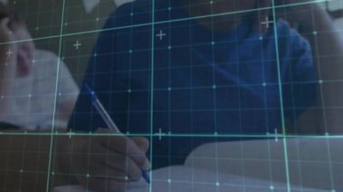 Şebeke ve veriler masabaşında çalışan kişinin animasyonunu gösteriyor. Teknoloji, yenilik, dijital, bilim, eğitim, analitik