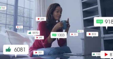 Sosyal medya nişan animasyonu oturma odasında kahve içen bir kadın üzerine..