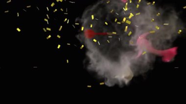 Sarı konfetilerin karanlık dumanlı arka plana düşmesi neşeli bir atmosfer yaratıyor. Kutlama, parti, neşeli, canlı, patlama, renkli konsept