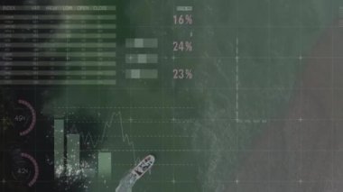 Veri canlandırma animasyonu suyun içinde gezinen geminin havadan görüntüsü üzerinde. Bilgi, teknoloji, deniz, analitik, navigasyon, gemi