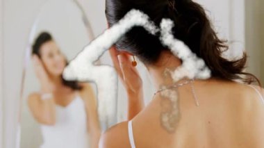 Gelin, aynada yansımasının üzerinde ışıltılı animasyon olan kolyeyi ayarlıyor. Düğün, mücevher, zarafet, cazibe, düğün hazırlığı, kutlama