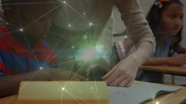Okulda okumak, öğretmenli çocuklar, ağ bağlantıları ve veri işleme animasyonu. Eğitim, öğrenim, sınıf, teknoloji, bağlantı kavramı