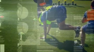 Sahada antrenman, performans veri animasyonu üstüste binen sporcular. Spor, teknoloji, fitness, analiz, egzersiz