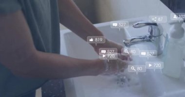 Olay yerinde, sosyal medya bilgilendirmeleriyle lavaboda ellerini yıkamak. Hijyen, temizlik, el yıkama, teknoloji, etkileşim, dijital