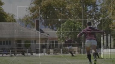 Rugby oyuncuları sahada ve üzerlerinde finansal veri işleme animasyonu var. Spor, finans, teknoloji, analiz, rekabet, takım çalışması