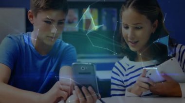 Tablet kullanan çocuklar üzerinde dijital dünya ve veri ağı animasyonu. Teknoloji, eğitim, dijital öğrenme, bağlantı, çocuklar, dokunmatik ekran