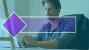 Bilgisayarda daktilo, ekranda Siber Pazartesi animasyonuyla çalışan adam. E-ticaret, alışveriş, indirim, satış, teknoloji, online