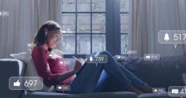 Kanepede tablet kullanan bir kadın hakkında sosyal medya bilgilendirmeleri. Teknoloji, dijital, yaşam tarzı, iletişim, internet