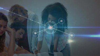 Birlikte çalışmak, ağ bağlantıları ve veri işleme animasyonu olan çeşitli öğrenciler. Eğitim, işbirliği, teknoloji, dijital, takım çalışması, çeşitlilik
