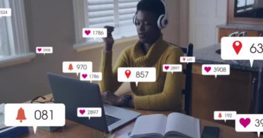 Laptop kullanan ve kulaklık takan kişi hakkında sosyal medya bilgilendirmeleri. Teknoloji, iletişim, online