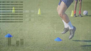 Video üzerinden küresel veri işleme animasyonuyla sahada atlet eğitimi. Spor, teknoloji, fitness, analiz, dijital, performans