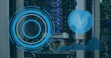 Mavi dairesel ve grafik elementlerle sunucu raflarının üzerinde veri işleme animasyonu. Teknoloji, ağ oluşturma, sunucular, grafikler, görselleştirme kavramı