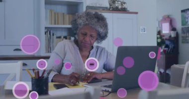 5G teknoloji animasyonu ev bilgisayarında çalışan bir kadın için. Telekomünikasyon, uzaktan çalışma, yenilik, internet, bağlantı, bilgisayar