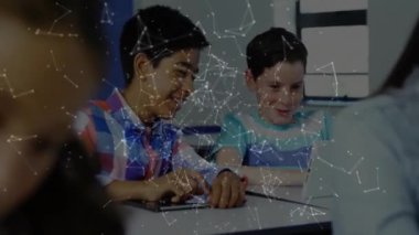 Okulda, ağ bağlantıları ve veri işleme animasyonu olan tablet kullanan öğrenciler. Eğitim, teknoloji, öğrenme, dijital, sınıf, internet kavramı