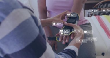 Sosyal medya etkinlik simgeleri, fitness izleyicisini ayarlayan insanlar üzerine kuruludur. Teknoloji, giyilebilir, aktivite, izleme, sağlık, etkileşim