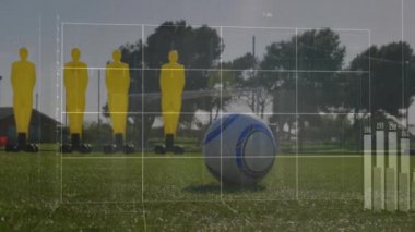 Sahada futbol topunu tekmelemek, eğitim mankenlerinin üzerindeki veri analizi animasyonları. spor, rekabet, teknoloji, performans