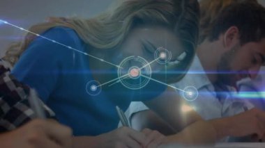 Ağ bağlantıları ve veriler sınıfta okuyan öğrenciler üzerinde animasyon olduğunu gösteriyor. Teknoloji, eğitim, bağlantı, dijital, öğrenme, yenilik kavramı