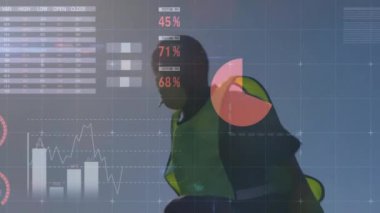 Küresel veriler analiz ediliyor, iş kadını ekranda animasyon çizelgeleri ve grafikleri izliyor. analitik, teknoloji, bilgisayar, şirket