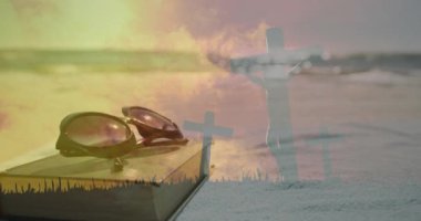 Gün batımı gökyüzü animasyonunun önünde çapraz siluetleri olan gülümseyen adam ve kadın. Neşe, maneviyat, umut, inanç, sükunet, ilham