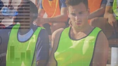 Finansal veri işleme animasyonu, futbolcuların yedek kulübesinde dinlenmesi üzerine. Finans, spor, sporcular, analiz, takım çalışması, dijital