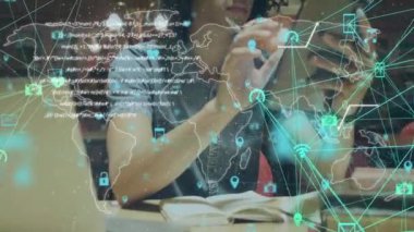 Dokunmatik ekran ile etkileşim, küresel ağ animasyonu üzerinden veri işleme. Teknoloji, yenilik, bağlantı, dijital, arayüz, analiz
