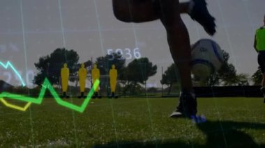 Sahada antrenman yapan futbolcuların veri animasyonları üzerinde dalgalanan grafikler. Spor, istatistik, atlet, antrenman