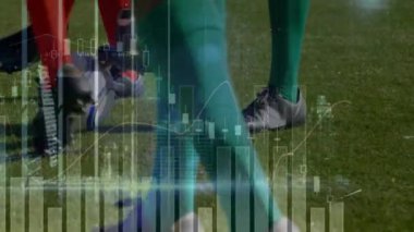 Sahadaki futbolcuların finansal veri tablolarını canlandırmak. Spor, finans, teknoloji, analitik, animasyon, performans