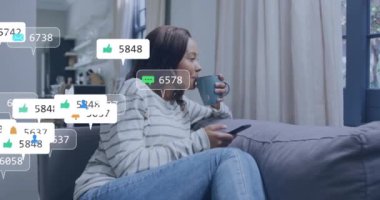 Akıllı telefonları kontrol ediyorum. Çevresi animasyon sosyal medya bildirimleriyle çevrili bir kadın. Teknoloji, bağlantı, iletişim, yaşam tarzı, etkileşim, dijital