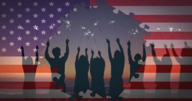 Amerikan bayrak yapboz animasyonunun başında duran havai fişekler, siluetli insanlar. Kutlama, vatanseverlik, bağımsızlık, kıvılcımlar, birlik