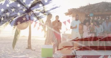 Plaj barında içki içen arkadaşlara karşı Amerikan bayrağı animasyonu. Vatanseverlik, kutlama, tatil, rahatlama, içecekler, arkadaşlık