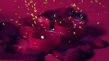 Kırmızı mumların üzerinde sarı konfeti animasyonu karanlık ortamda yanıyor. Kutlama, parti, şenlik